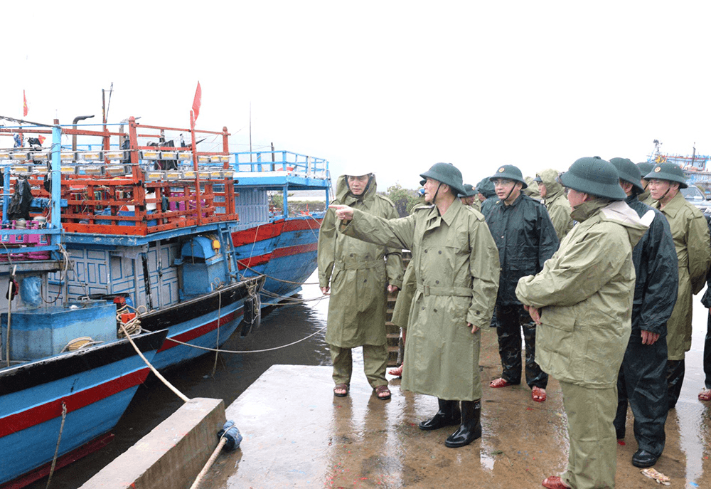 Hơn 268.000 cán bộ, chiến sĩ bộ đội, dân quân trực ứng phó bão số 13