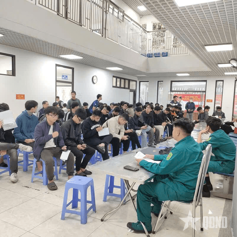 Thanh niên phường Phú Thượng (Hà Nội) tham gia khám sơ tuyển sức khỏe nghĩa vụ quân sự năm 2026