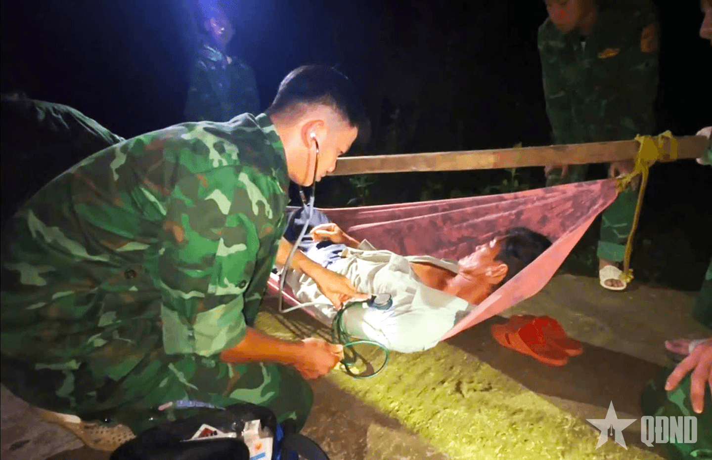 Bộ đội Biên phòng Cà Mau: Kịp thời đưa người đàn ông bị tai biến vào bờ cấp cứu