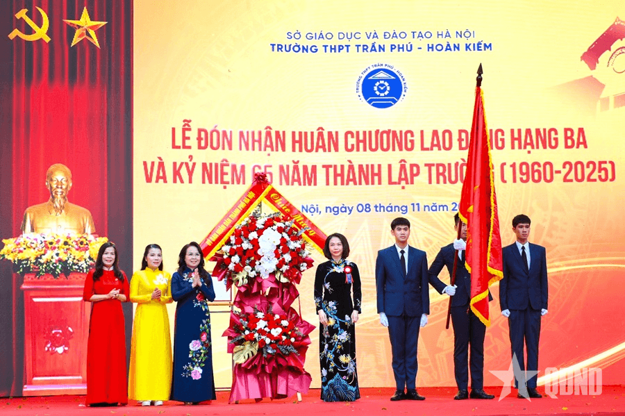 Trường THPT Trần Phú - Hoàn Kiếm nhận Huân chương Lao động hạng Ba