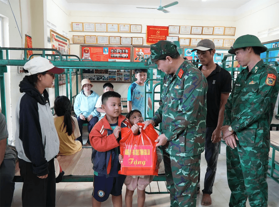Bộ CHQS tỉnh Gia Lai triển khai cấp nước sạch, tặng quà cho nhân dân sau bão số 13