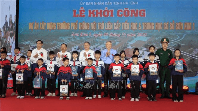 Phó thủ tướng Thường trực Chính phủ Nguyễn Hòa Bình dự Lễ khởi công trường học vùng biên ở Hà Tĩnh