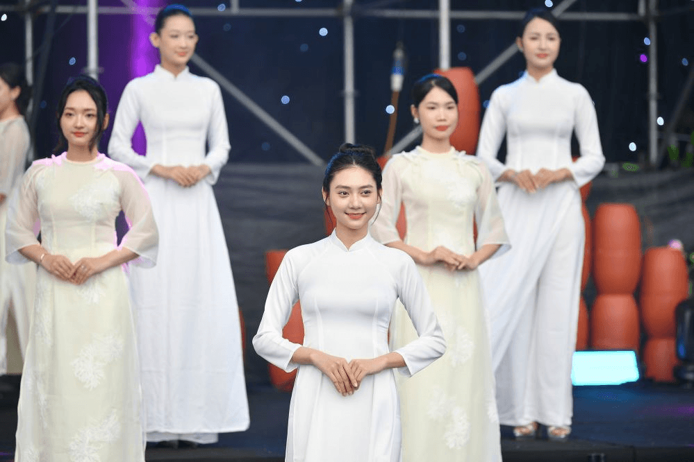 Phụ nữ Thủ đô đồng diễn áo dài