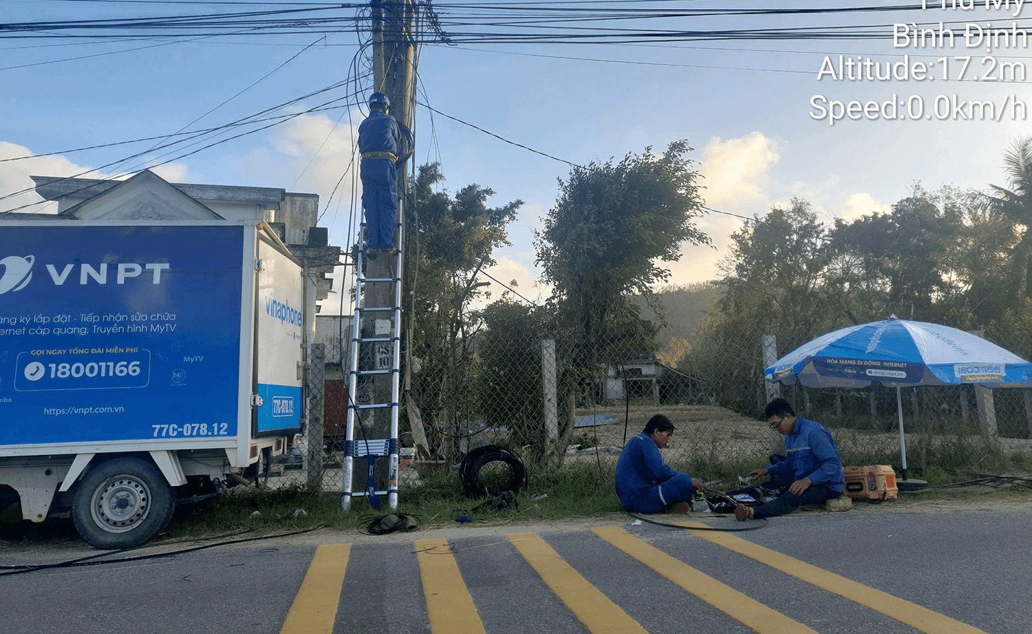 Nối liền yêu thương trong bão lũ - chuyện của những người giữ huyết mạch thông tin