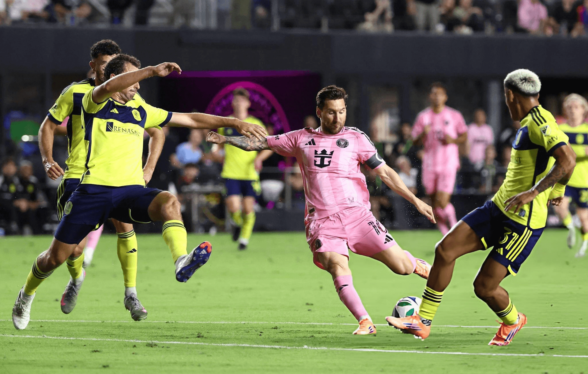Ronaldo gọi, Messi trả lời bằng cú đúp bàn thắng