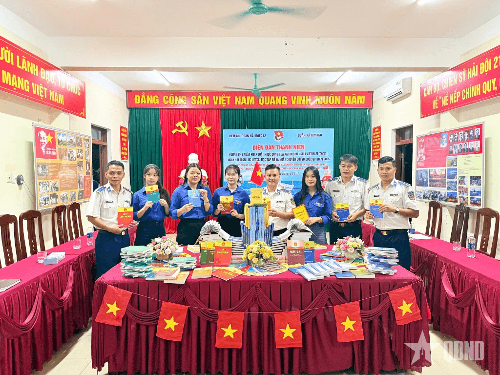 Hải đội 212 (Bộ tư lệnh Vùng Cảnh sát biển 2): Diễn đàn thanh niên hưởng ứng Ngày Pháp luật Việt Nam