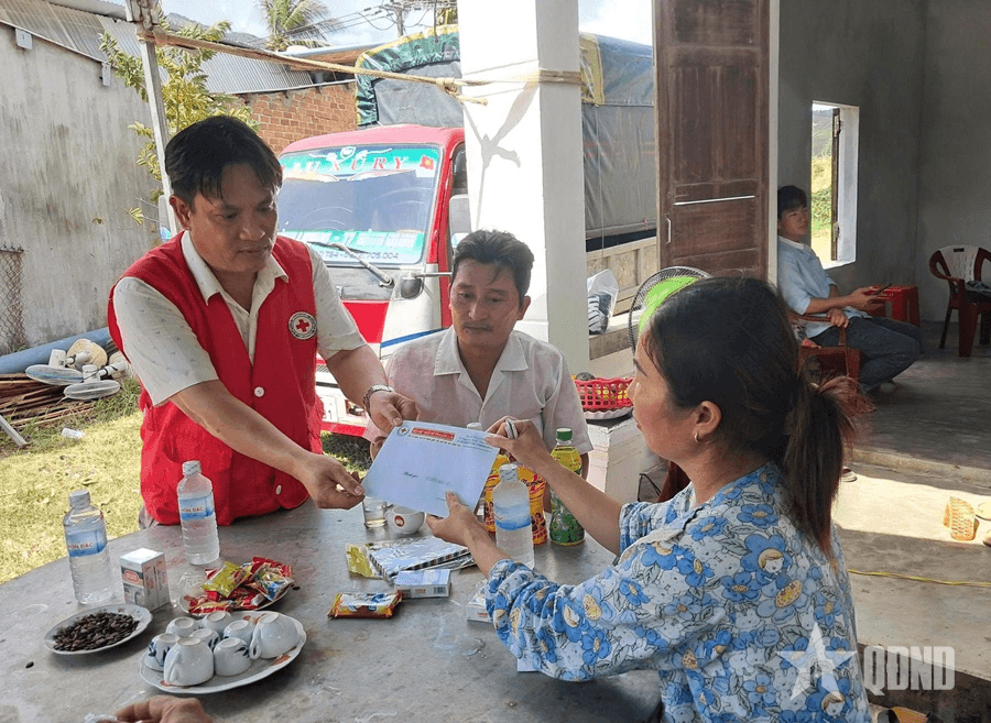 Trung ương Hội Chữ thập đỏ Việt Nam cứu trợ khẩn cấp 3 tỉnh bị thiệt hại nặng bởi bão số 13