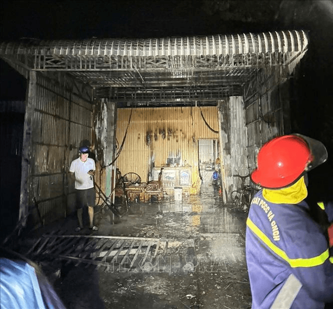 Đường dây điện trung thế cháy lan làm hư hỏng 4 nhà
