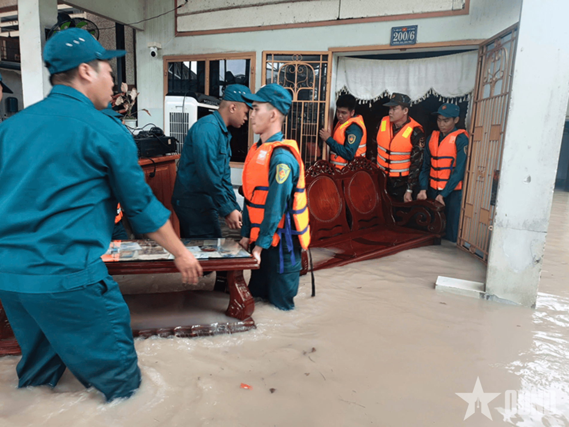TP Hồ Chí Minh: Tình quân dân trong "rốn" triều cường