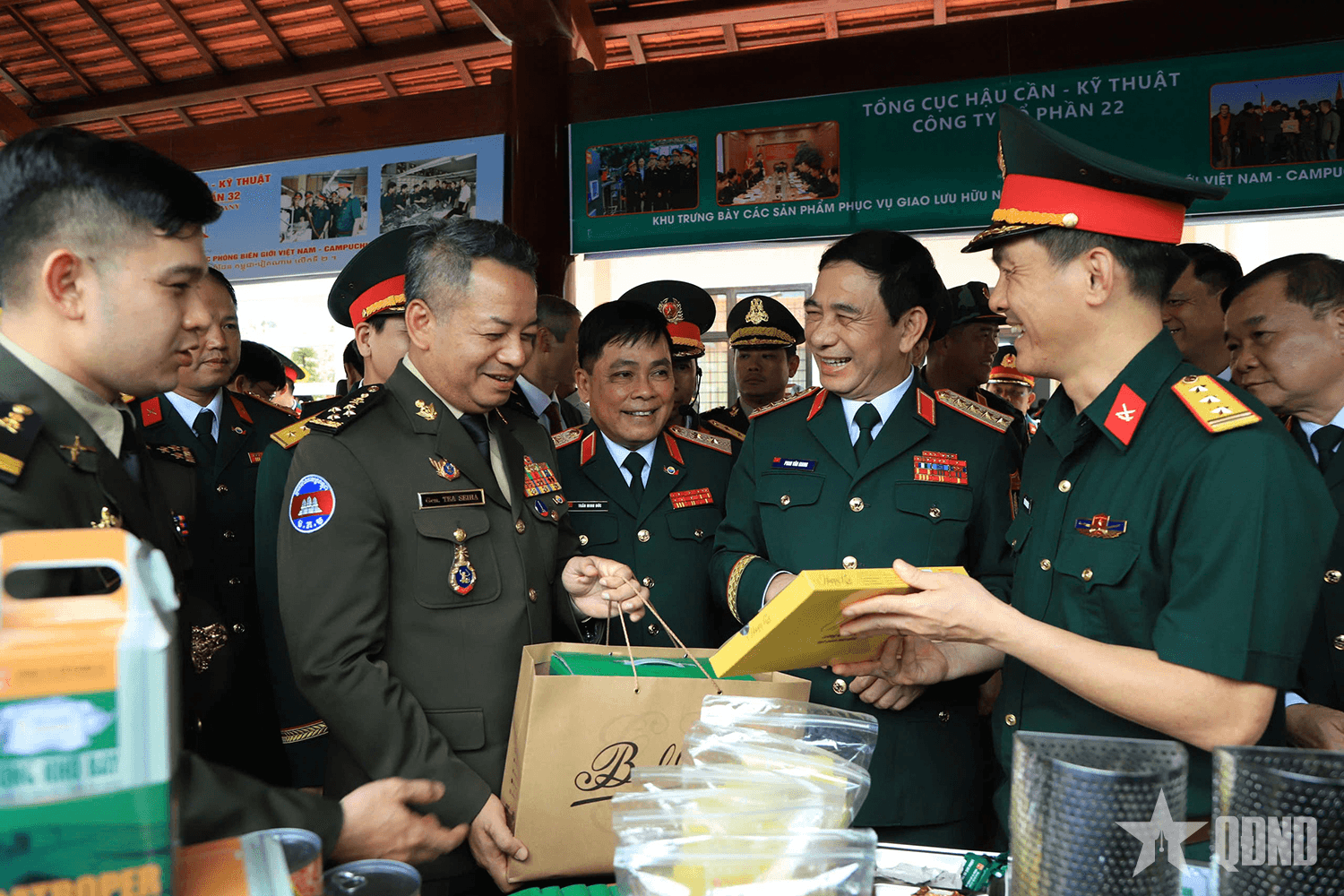 Sản phẩm của ngành Hậu cần – Kỹ thuật Quân đội Việt Nam thu hút sự chú ý tại Giao lưu hữu nghị Quốc phòng biên giới Việt Nam – Campuchia