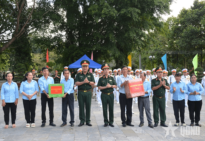 Đại tướng Phan Văn Giang viếng Nghĩa trang liệt sĩ Đồi 82 tại Tây Ninh