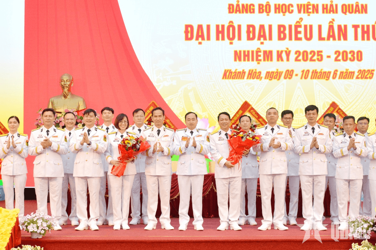 Nữ giảng viên Hóa học ứng dụng của Bộ đội Hải quân