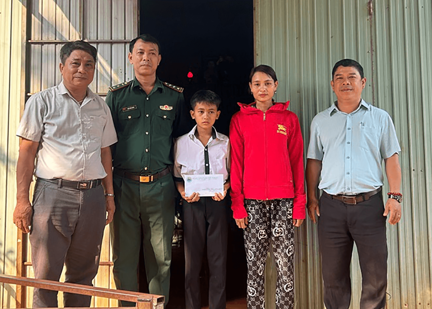 Chăm lo cho học sinh nghèo nơi biên giới