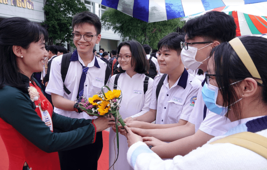 Nhà giáo thắp lửa nhân ái