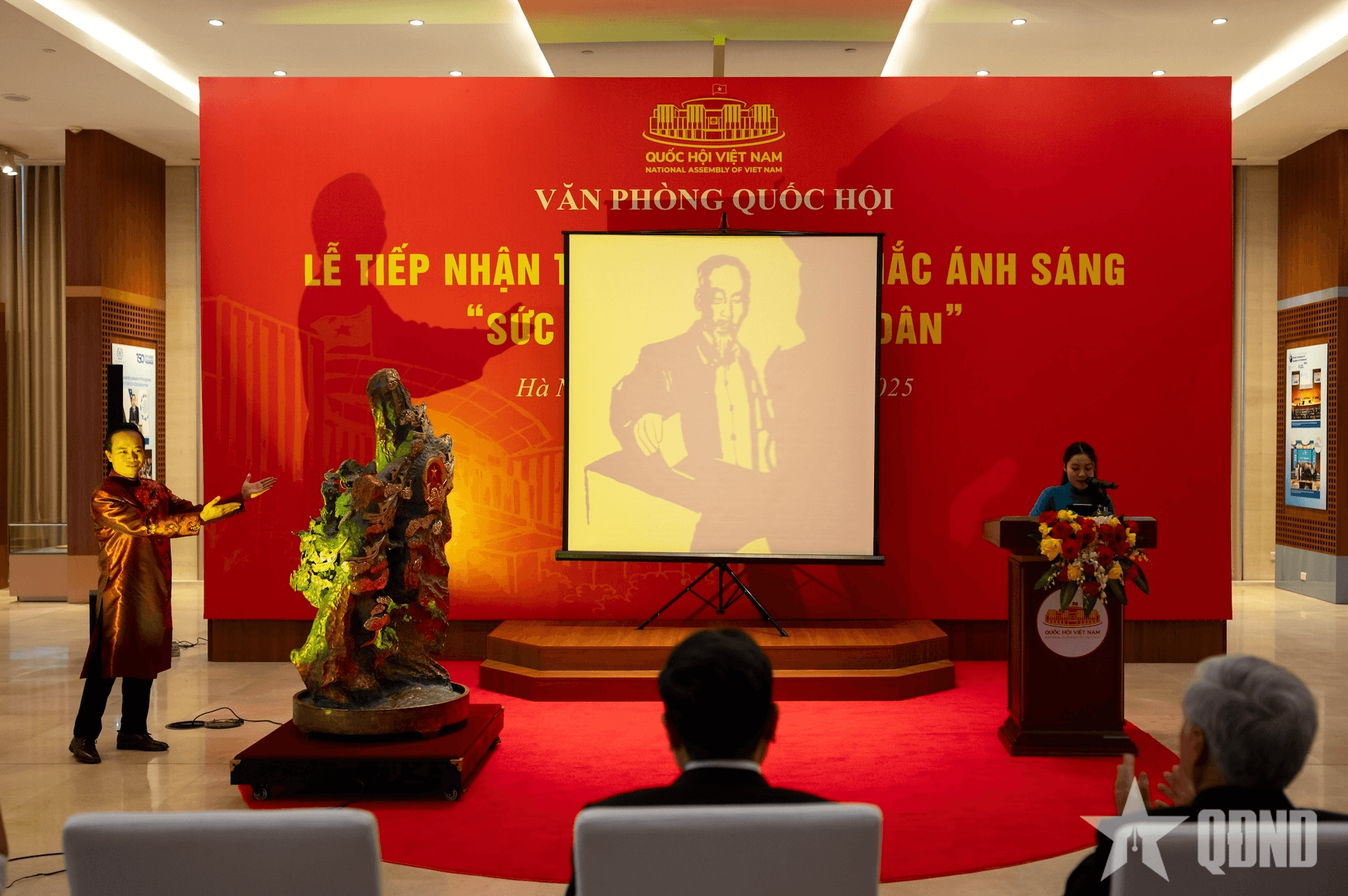 Chủ tịch Quốc hội Trần Thanh Mẫn dự Lễ tiếp nhận tác phẩm điêu khắc ánh sáng "Sức mạnh của lòng dân"