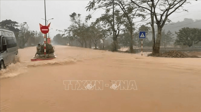 Mưa lớn, Huế di dời 20 hộ ở xã A Lưới 2 đến nơi an toàn