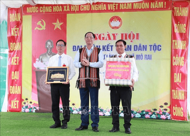 Phó chủ tịch Quốc hội Trần Quang Phương: Mỗi người, mỗi nhà là một tấm gương vượt khó và đoàn kết vươn lên
