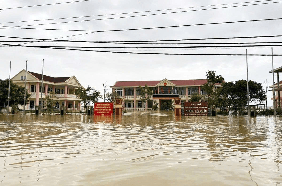 Mưa lũ, sạt lở đất quay trở lại miền Trung khiến 12 người chết và mất tích