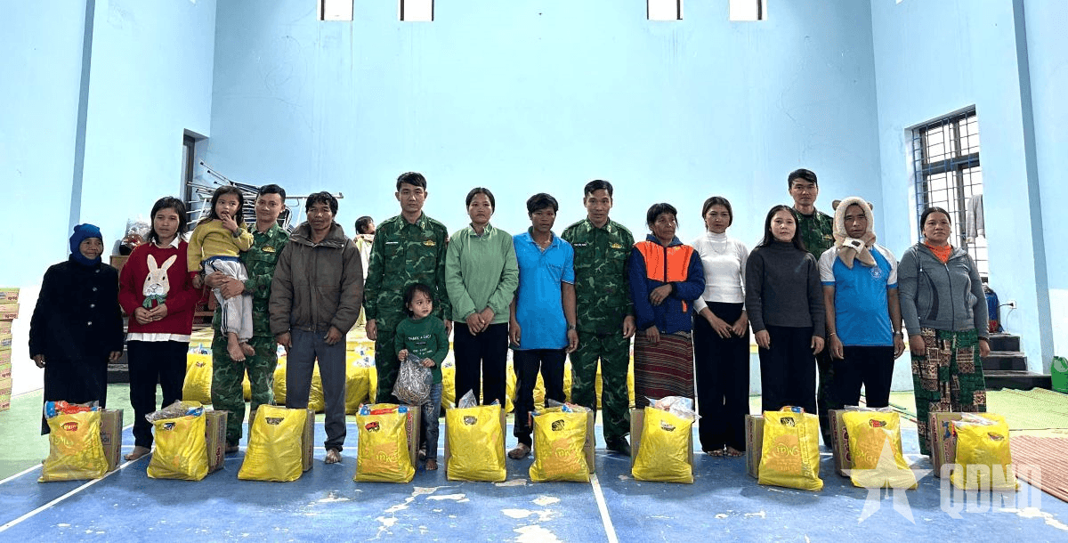 Trao hơn 200 suất quà hỗ trợ người dân khu vực bị sạt lở ở Hùng Sơn