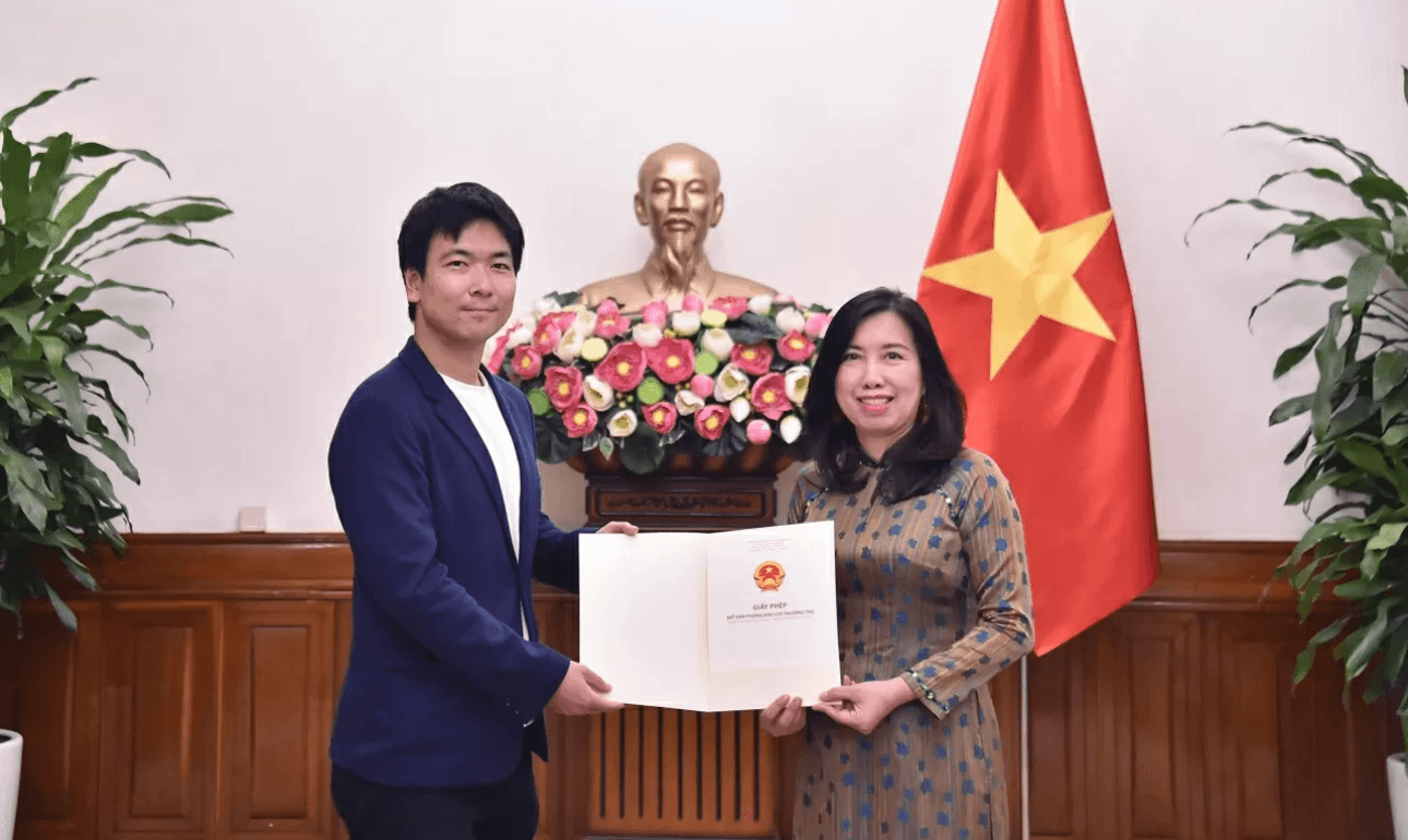 Trao giấy phép mở lại Văn phòng thường trú của Hãng truyền hình Nihon Denpa News, Nhật Bản, tại Việt Nam