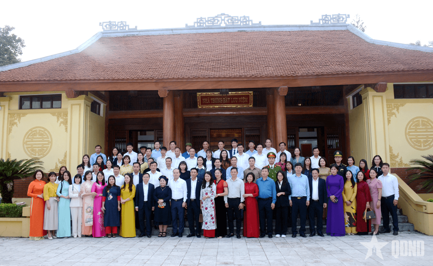 Đoàn đại biểu Ban Tuyên giáo và Dân vận Trung ương tổ chức thắp hương tri ân tại Hưng Yên