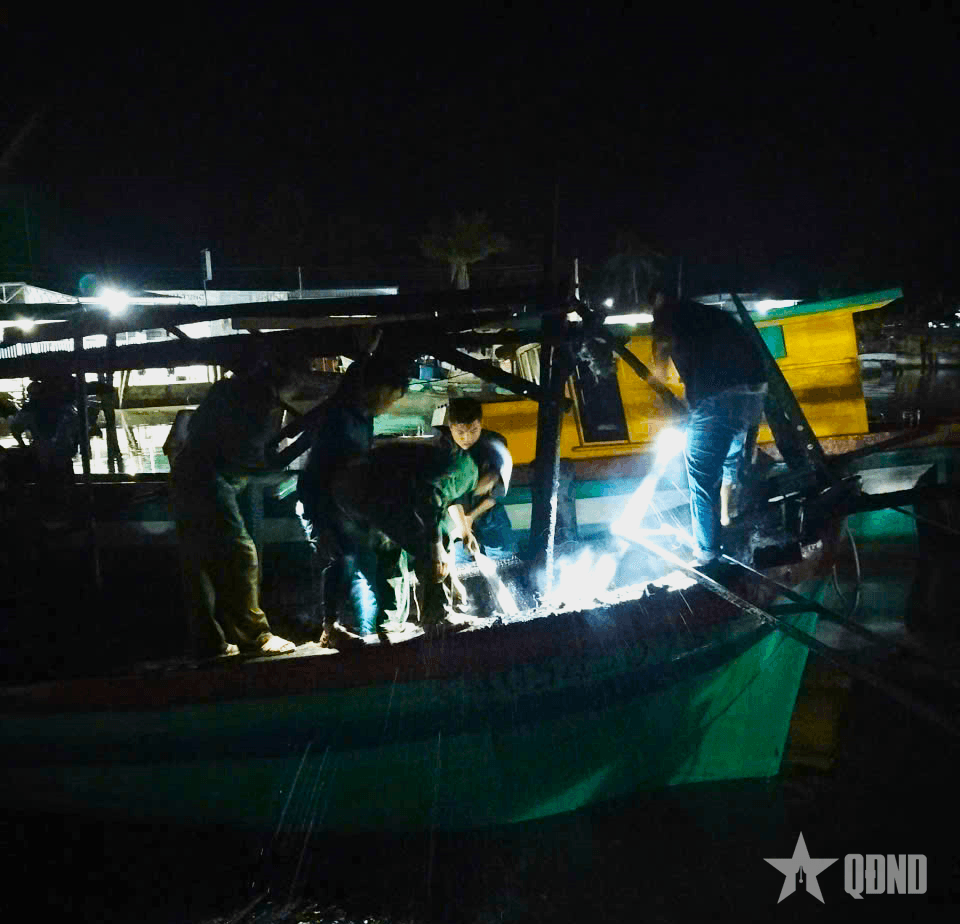Cà Mau: Đồn Biên phòng Sông Đốc hỗ trợ người dân chữa cháy tàu cá