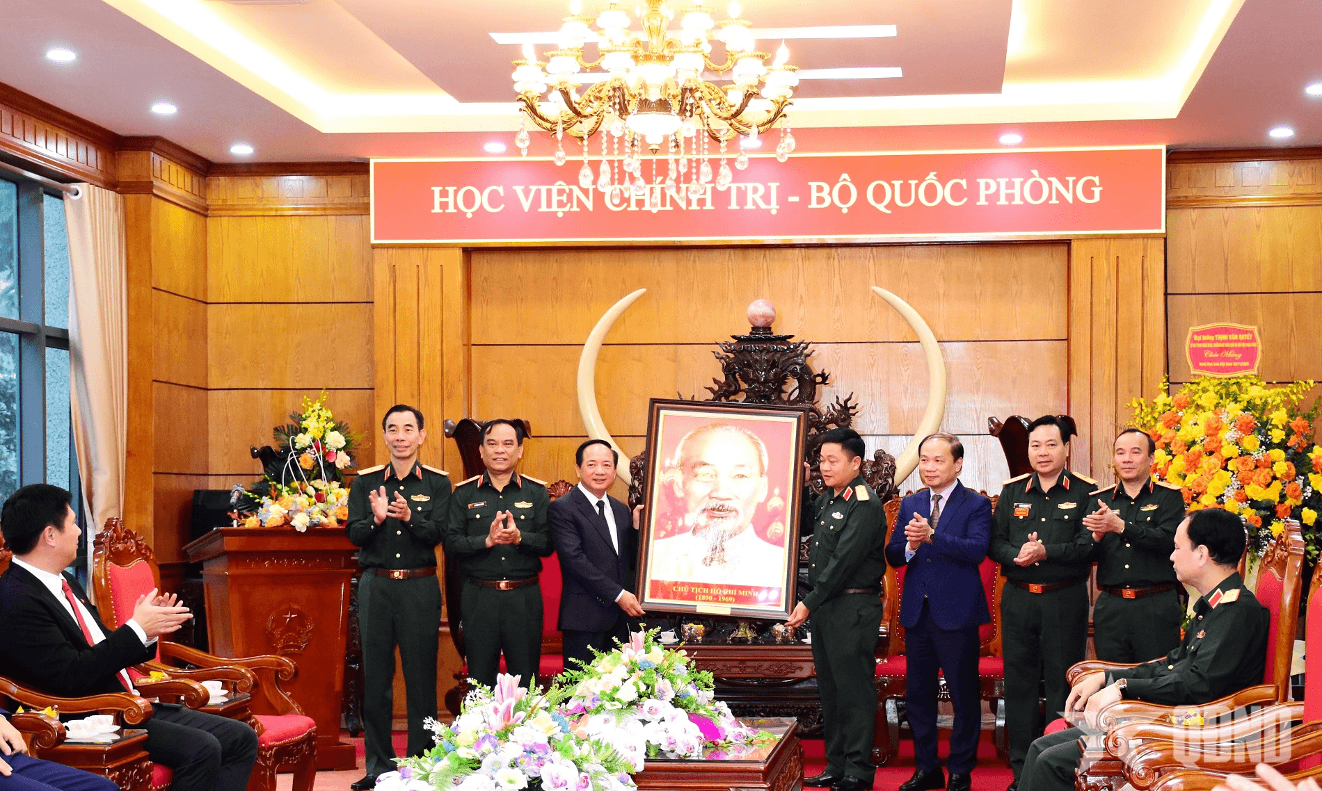 Trưởng ban Tuyên giáo và Dân vận Trung ương Trịnh Văn Quyết chúc mừng các học viện, nhà trường, nhà giáo