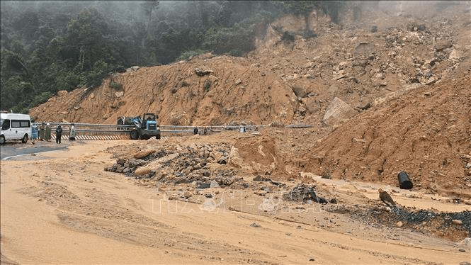 Thủ tướng Chính phủ yêu cầu khẩn trương khắc phục sự cố sạt lở đất tại đèo Khánh Lê, Khánh Hòa