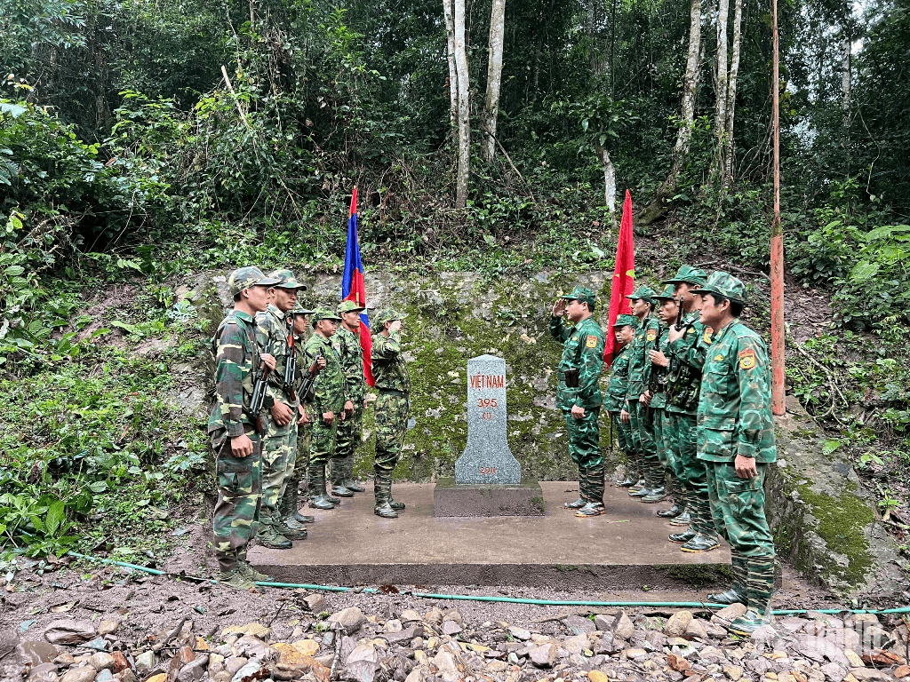 Bộ đội Biên phòng Việt Nam - Lào tuần tra song phương bảo vệ đường biên, cột mốc