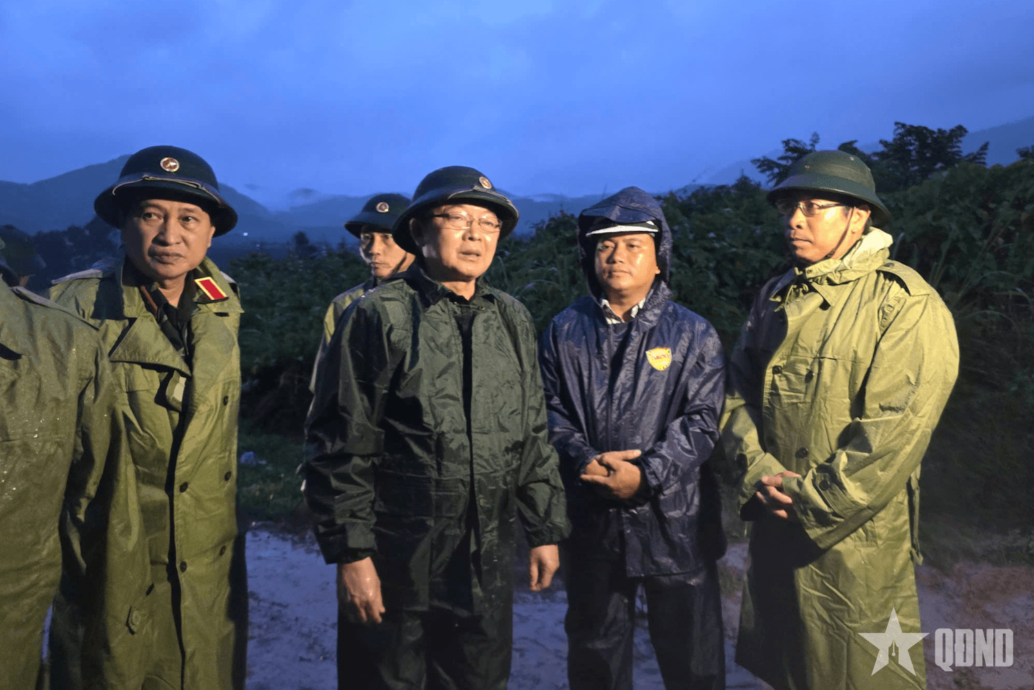 Phó thủ tướng Hồ Quốc Dũng kiểm tra, chỉ đạo công tác khắc phục sạt lở đèo Khánh Lê