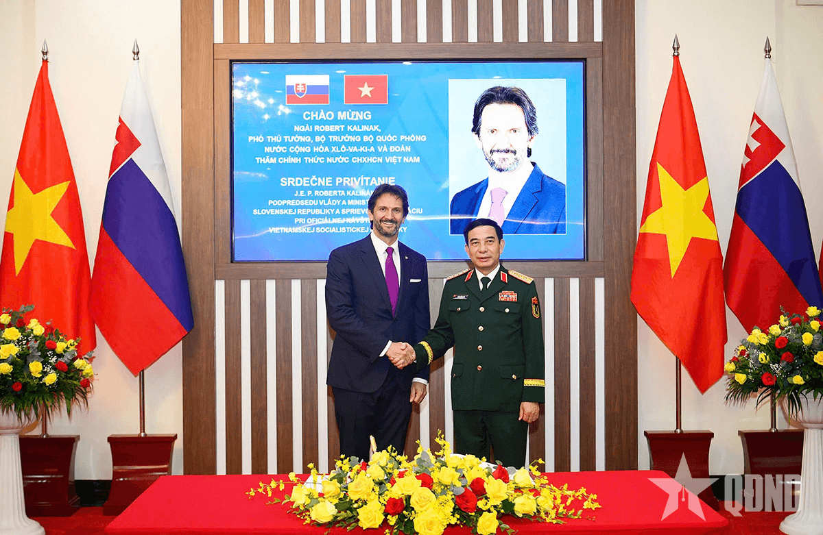 Đại tướng Phan Văn Giang hội đàm với Phó thủ tướng, Bộ trưởng Bộ Quốc phòng Slovakia