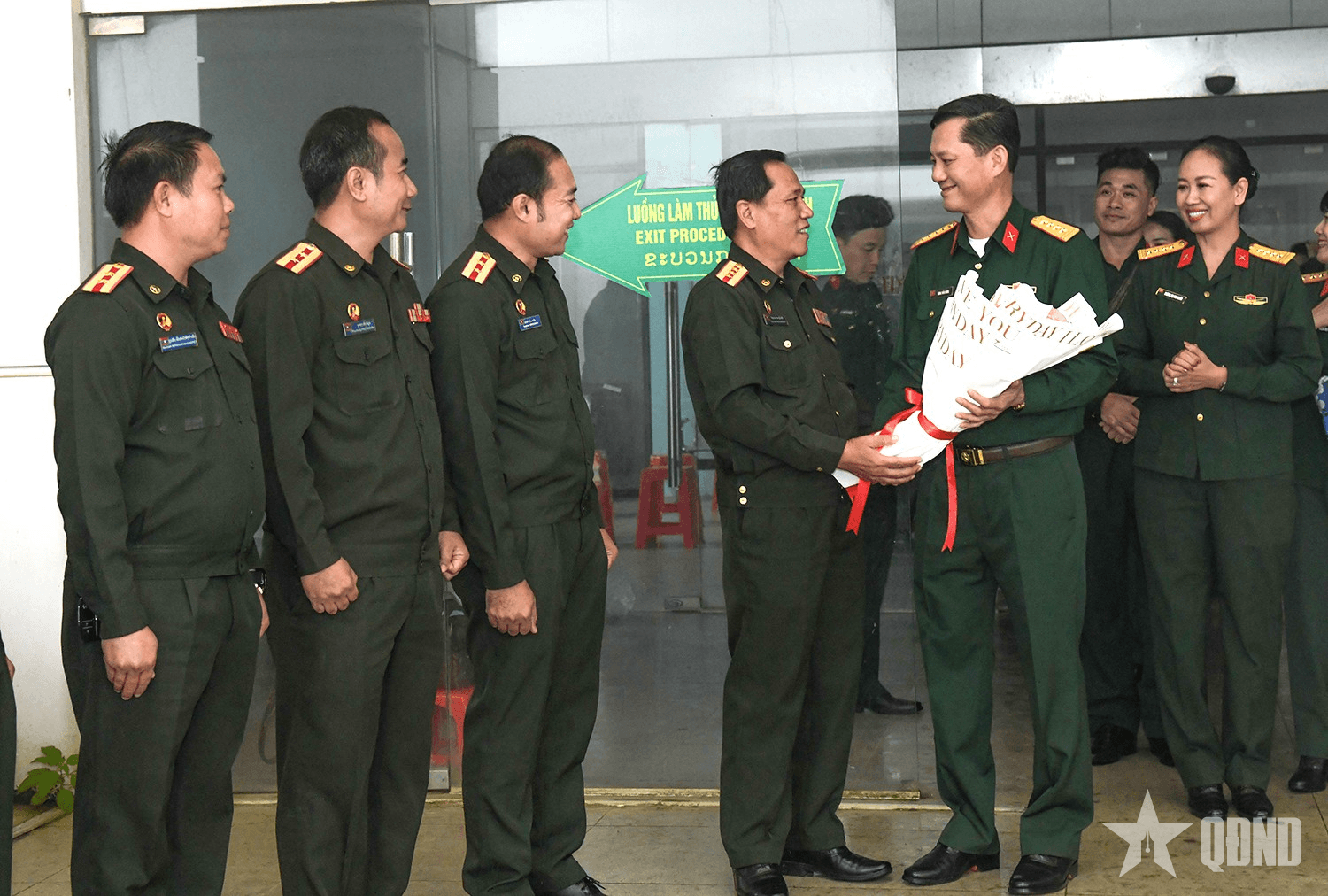 Đoàn công tác Quân khu 1 lên đường sang Lào biểu diễn nghệ thuật