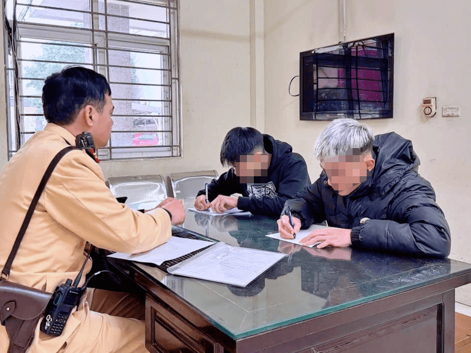 Hà Nội: Tịch thu phương tiện của thanh niên "bốc đầu" xe trên đường Đặng Công Chất