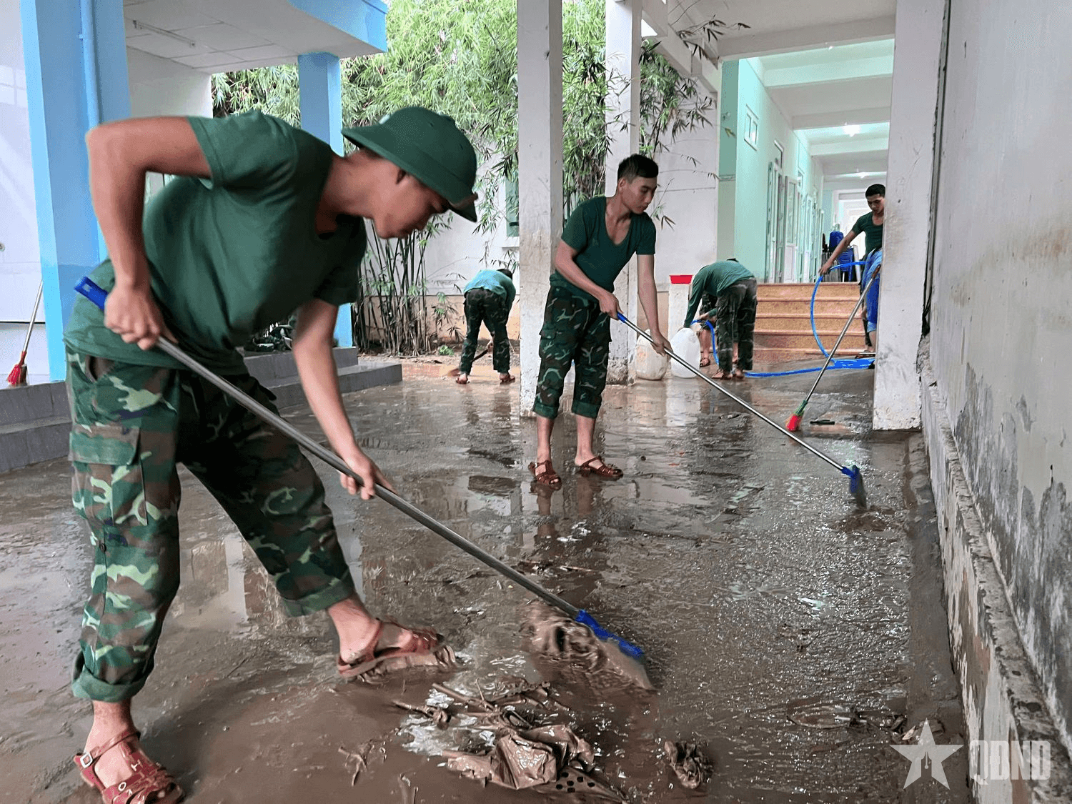 Trung đoàn 974 (Bộ CHQS tỉnh Khánh Hòa) giúp đỡ các trường học