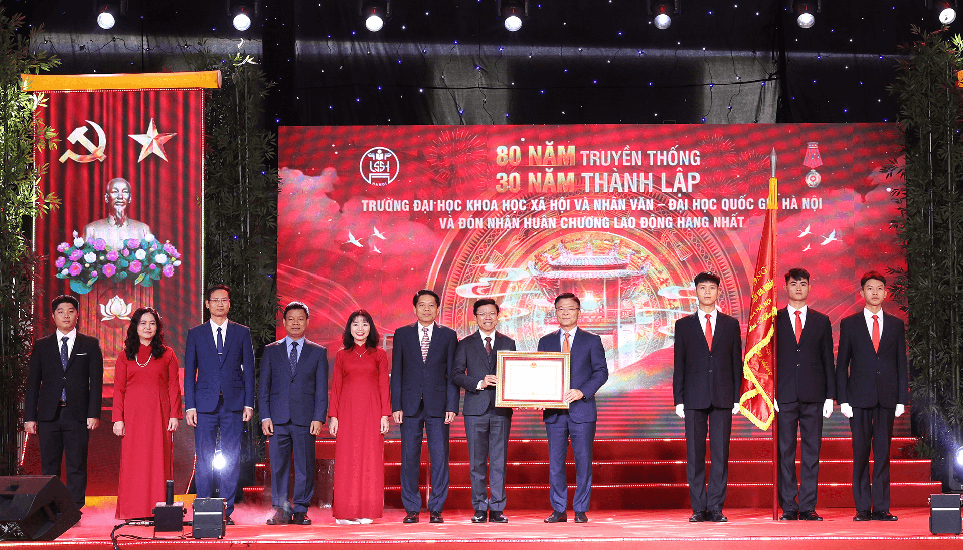 Trường Đại học Khoa học Xã hội và Nhân văn đón nhận Huân chương Lao động hạng Nhất