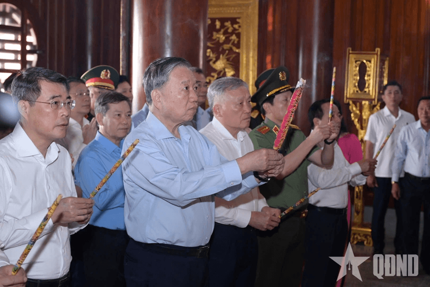 Tổng Bí thư Tô Lâm dâng hương tưởng nhớ Chủ tịch Hồ Chí Minh và các Anh hùng liệt sĩ tại Đặc khu Phú Quốc