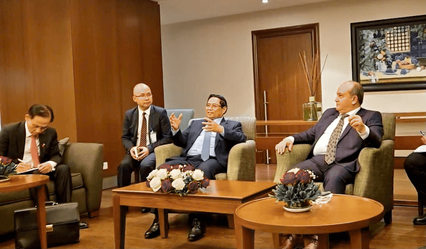 Thủ tướng Phạm Minh Chính và Thủ tướng Algeria làm việc với các doanh nghiệp