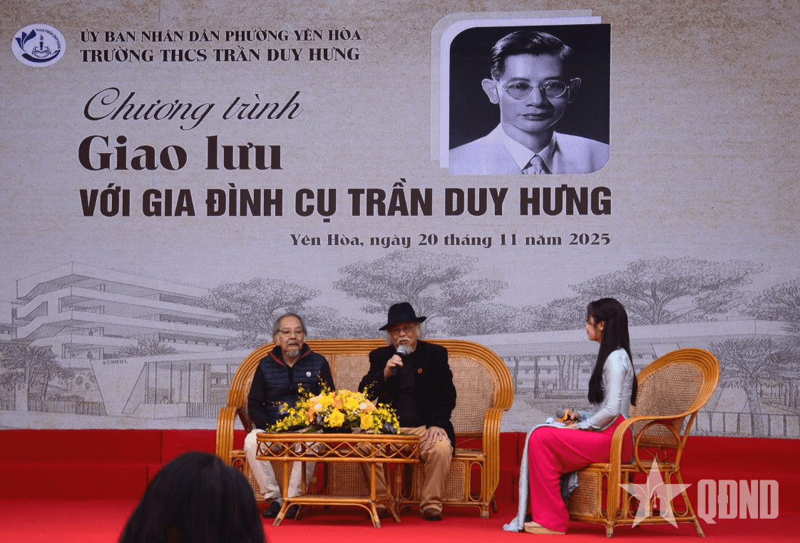 Học sinh giao lưu với gia đình bác sĩ Trần Duy Hưng
