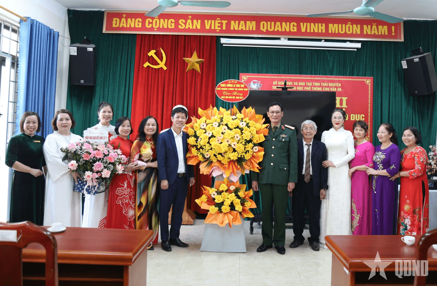 Quân khu 1 thăm, chúc mừng Trường THPT Chu Văn An nhân kỷ niệm Ngày Nhà giáo Việt Nam