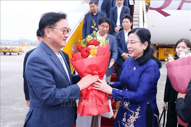 Chủ tịch Quốc hội Hàn Quốc đến Hà Nội, bắt đầu thăm chính thức Việt Nam