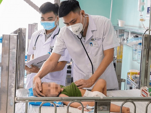 Bác sĩ của bạn: Cách xử lý khi trẻ uống nhầm dầu thắp đèn