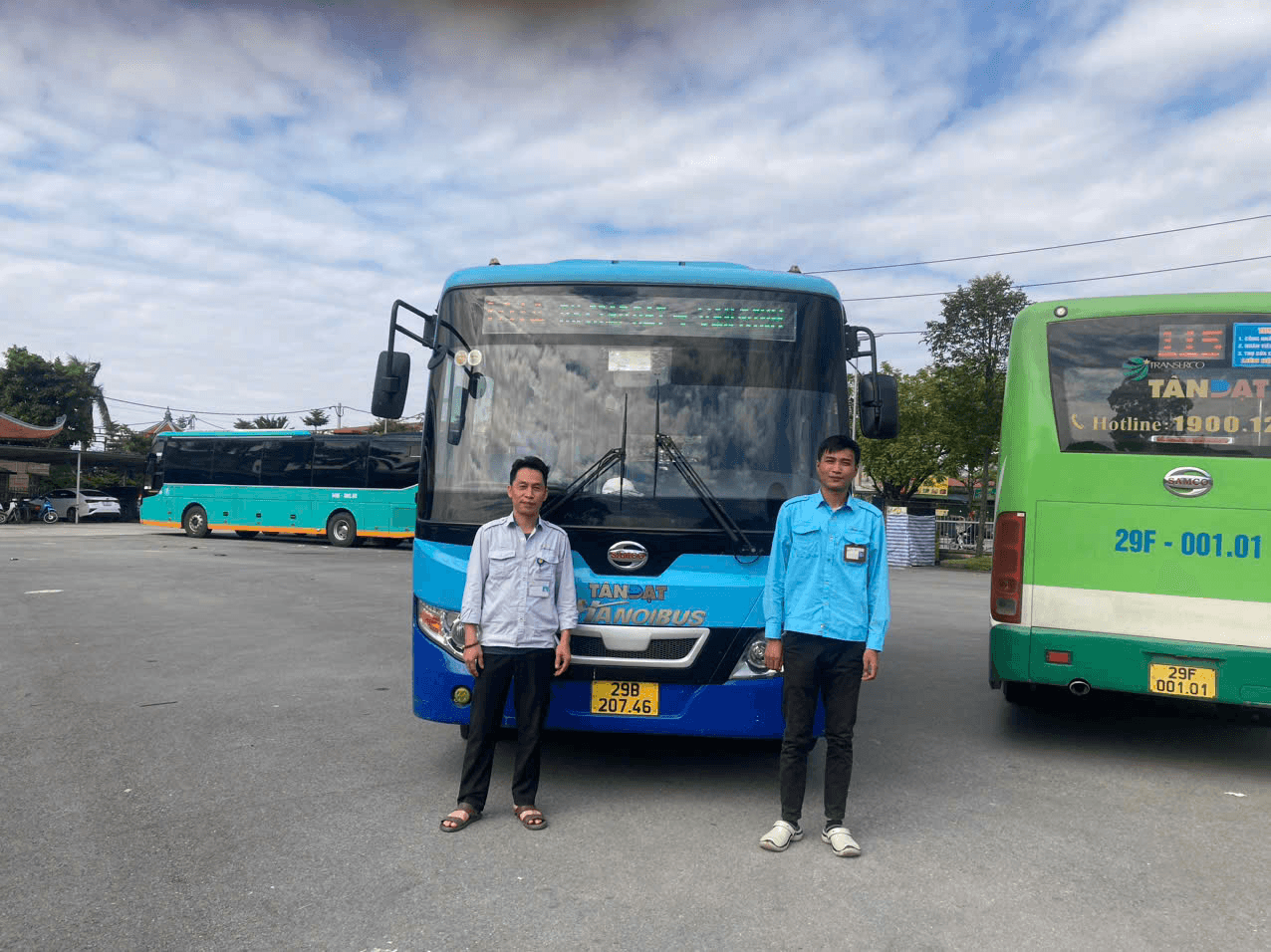 Nhân viên xe buýt kịp thời hỗ trợ hành khách gặp vấn đề về sức khỏe