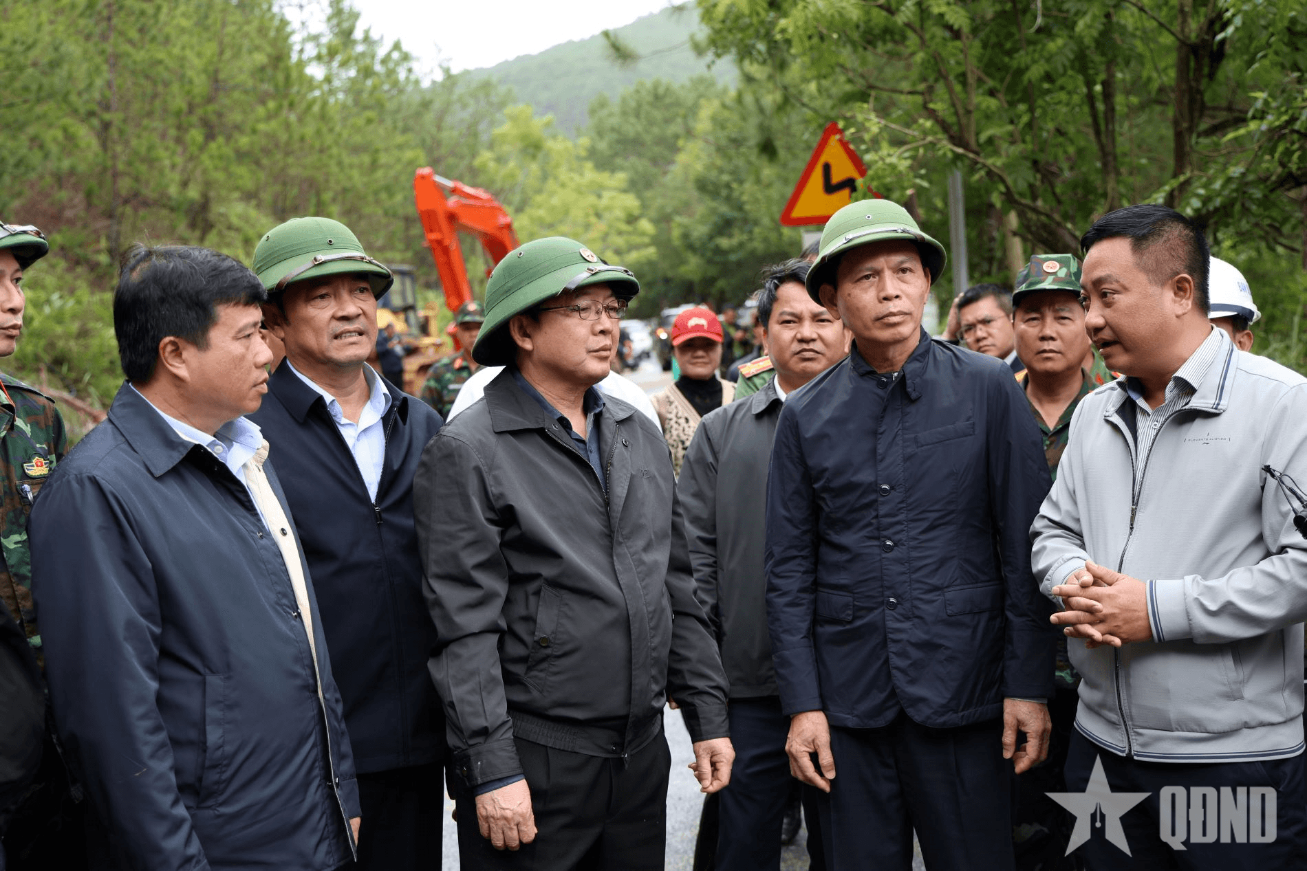 Ưu tiên hỗ trợ dân sinh vùng lũ, khẩn trương nối lại các tuyến giao thông huyết mạch