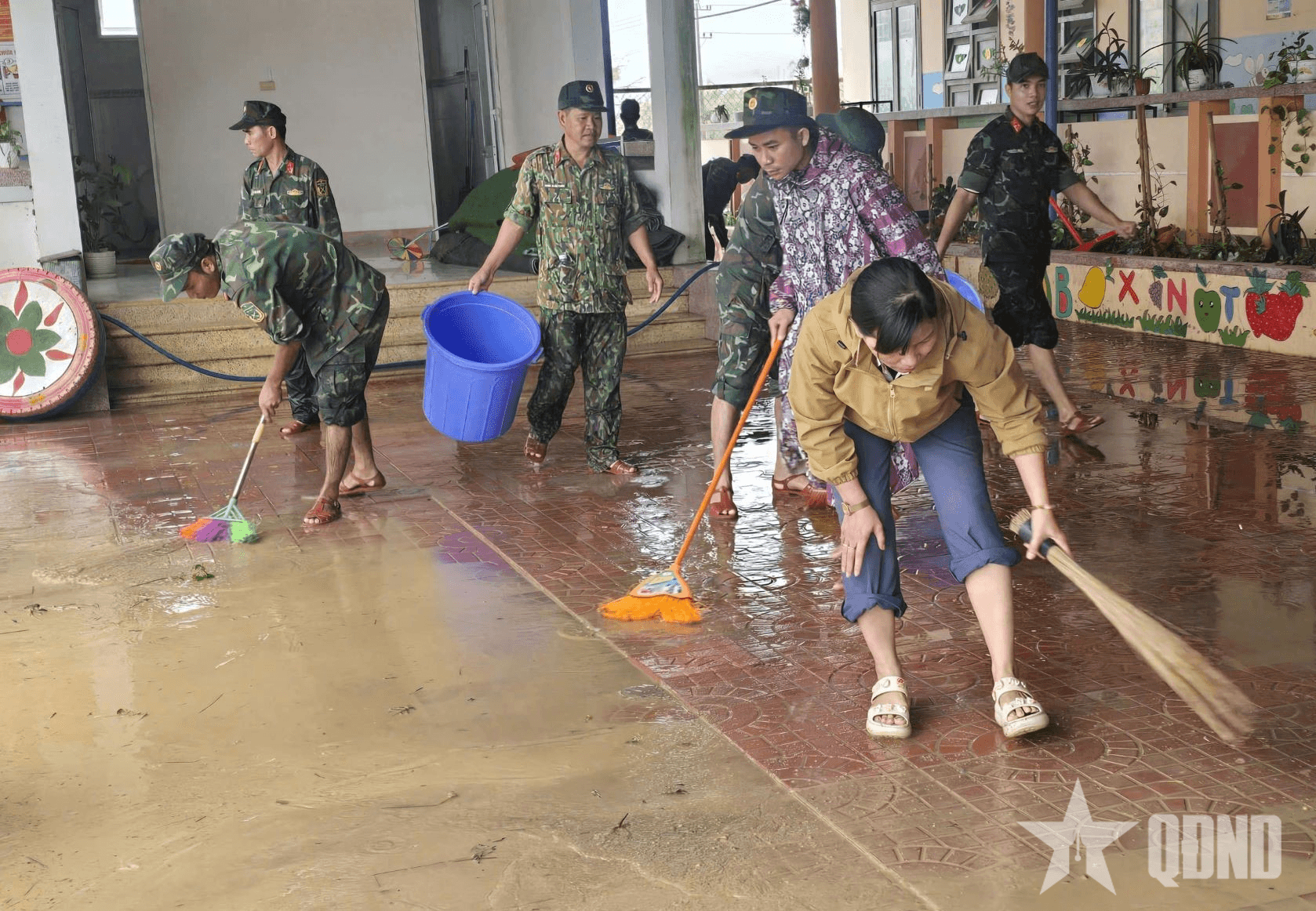 Trung tâm Huấn luyện quân sự quốc gia 2 giúp dân vùng ngập lụt