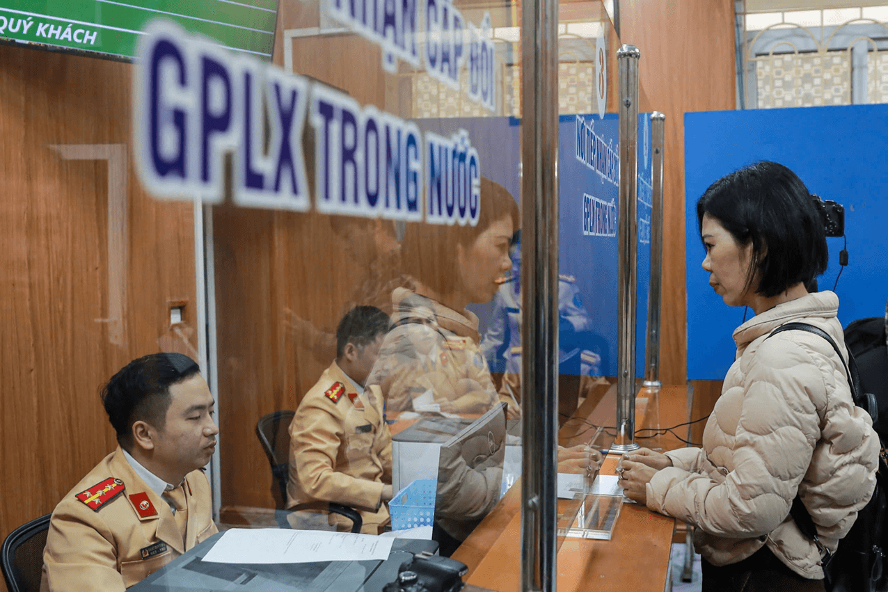 Hà Nội: Hơn 10.000 thí sinh dự sát hạch được hướng dẫn cài đặt ứng dụng VNeTraffic