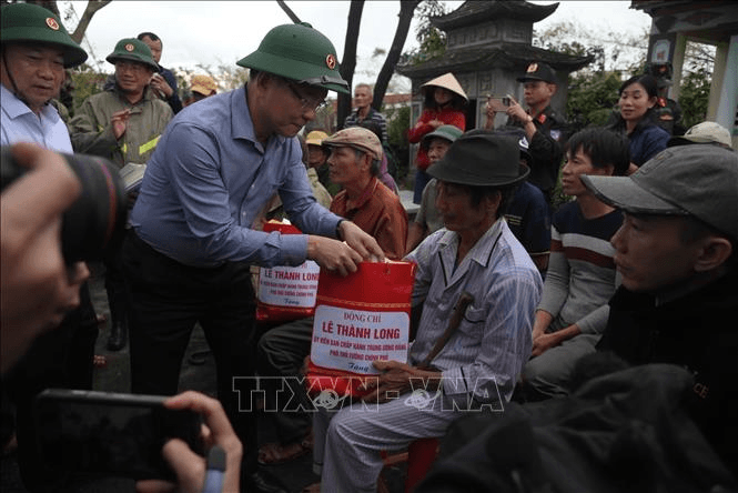 Phó thủ tướng Lê Thành Long thăm và tặng quà người dân vùng lũ Gia Lai
