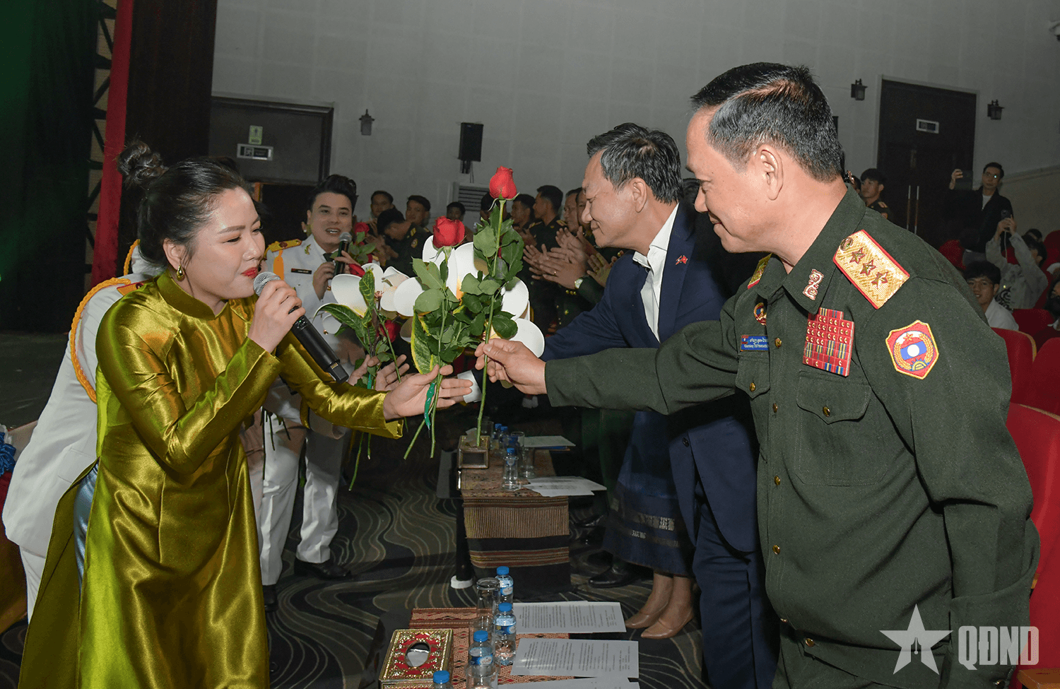 Nghệ sĩ - chiến sĩ Quân khu 1 thắp sáng tình đoàn kết Việt - Lào