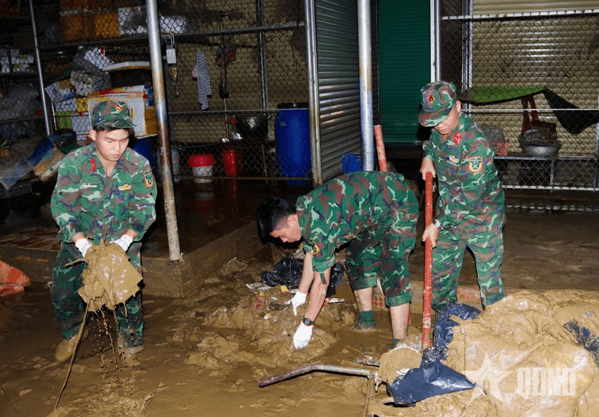 Lâm Đồng: Bộ đội tập trung dọn dẹp, xử lý môi trường sau lũ