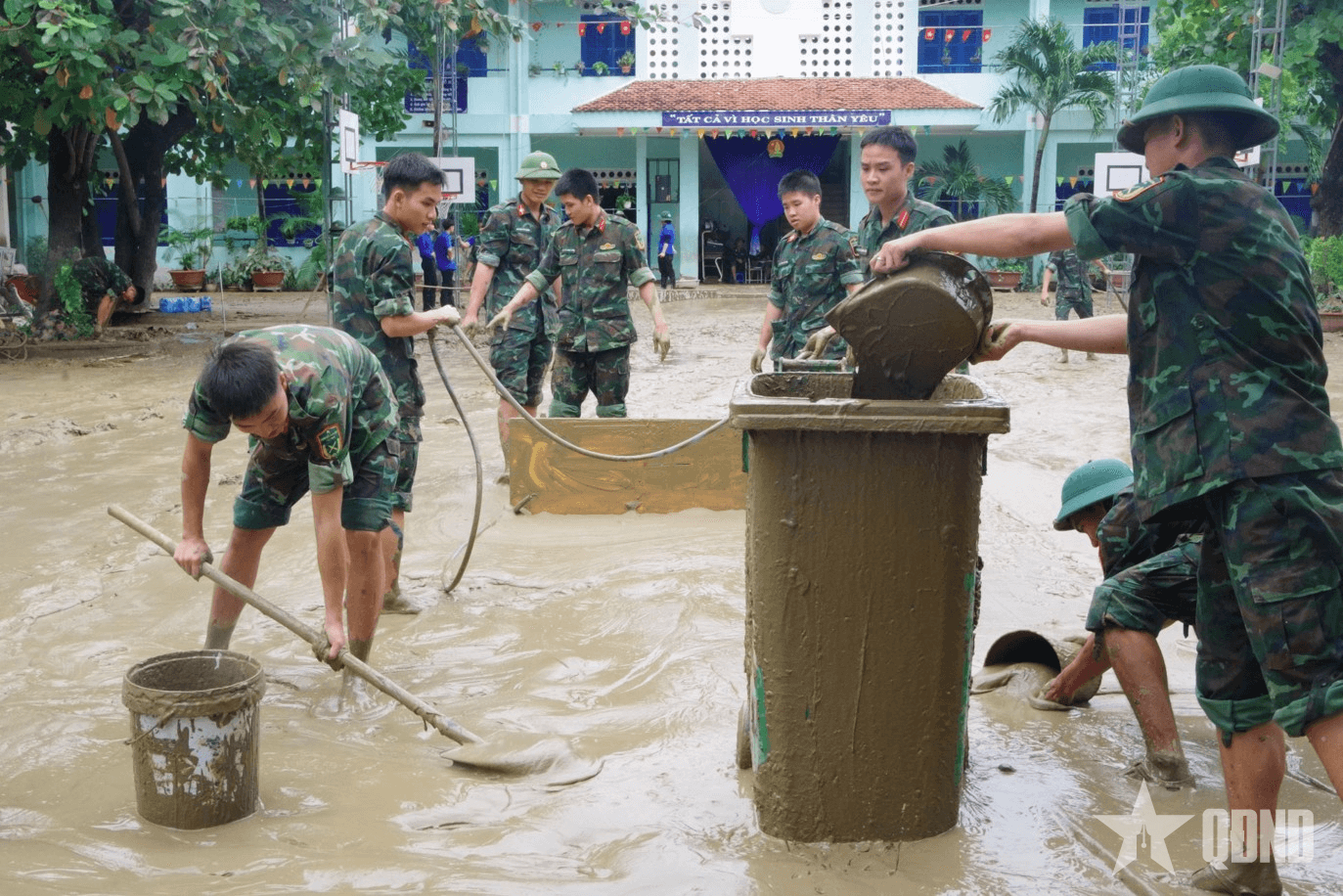 Trường Sĩ quan Thông tin giúp địa phương khắc phục hậu quả sau mưa lũ