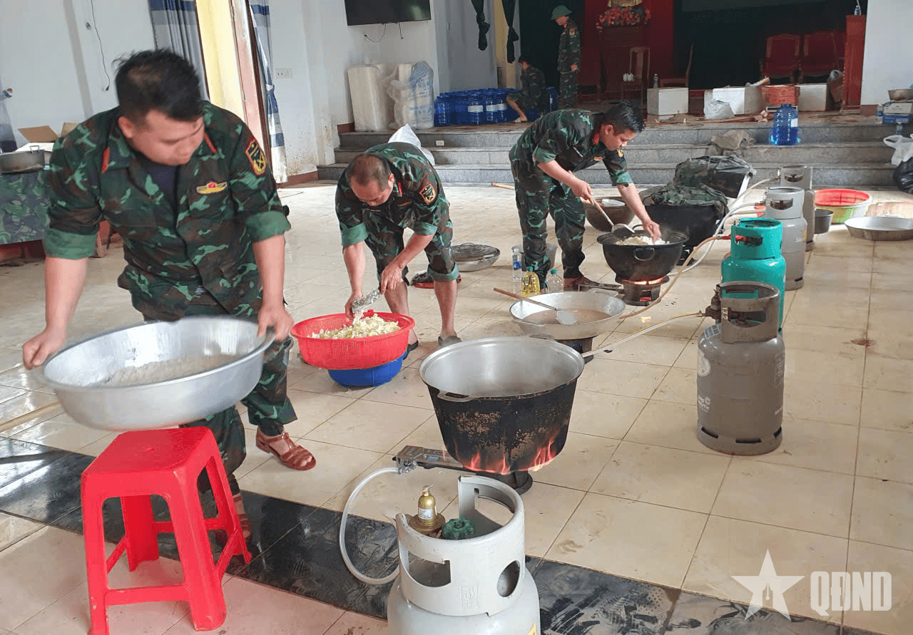 Hàng nghìn suất cơm cấp phát đến bà con vùng lũ